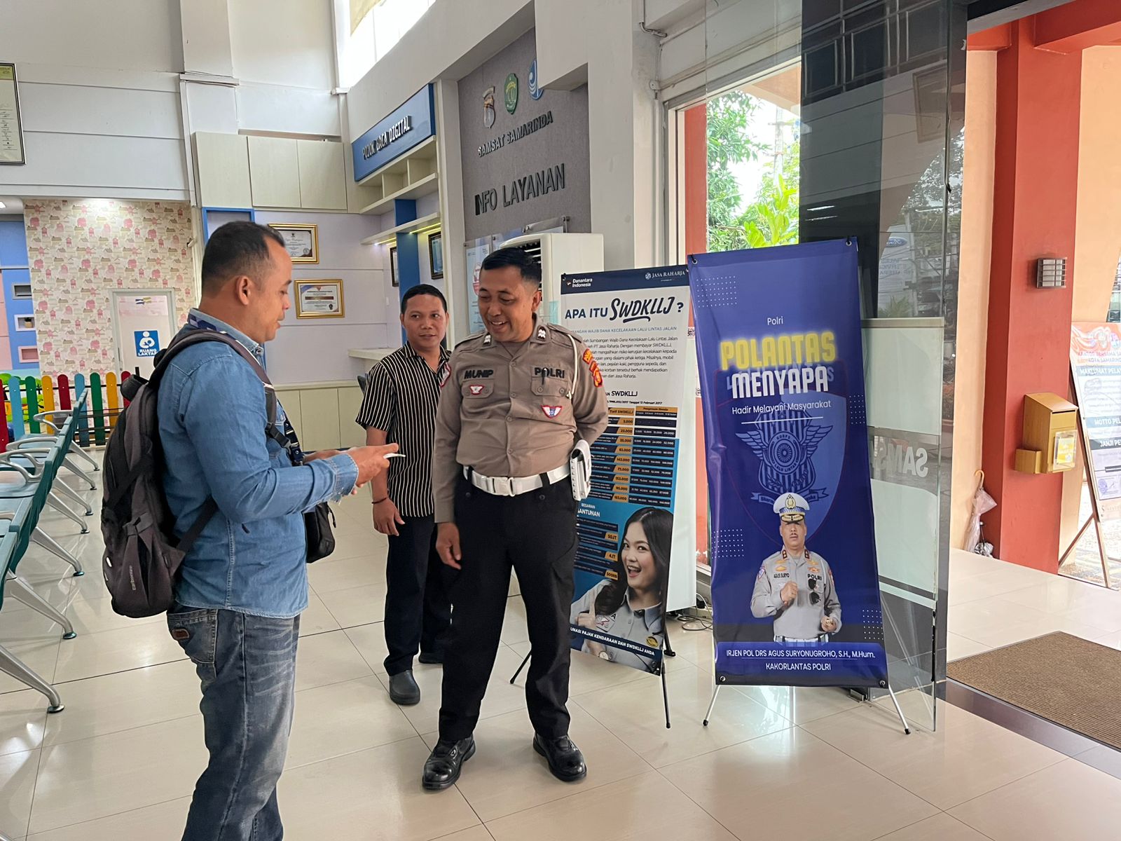 POLANTAS MENYAPA: Optimalkan Pelayanan di SAMSAT Samarinda, Polisi Kedepankan Pendekatan Humanis